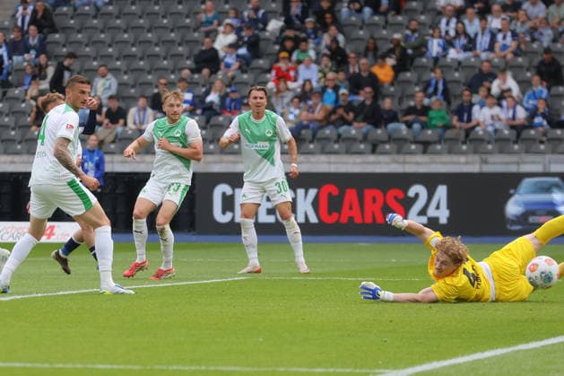10 05 2025, xtgx, Soccer 2 Bundesliga, Hertha BSC Berlin SpVgg Greuther Fürth emspor, v l Michael Cuisance Hertha, 10 offside shoots goal, shoots, goal scorer, scores goal, scores the goal DFL DFB REGULATIONS PROHIBIT ANY USE OF PHOTOGRAPHS as IMAGE SEQUENCES and or QUASI VIDEO Berlin