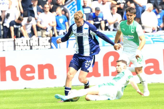 DEU, DFL, 2 FBL, Hertha BSC vs Greuther Fuerth, 10 05 2026, Berliner Olympiastadion, Berlin, DEU, DFL, 2 FBL, Hertha BSC vs Greuther Fuerth, im Bild Michael Cuisance Hertha BSC Berlin 10 , Branimir Hrgota Greuther Fuerth 10 DFL regulations prohibit any use of Photographs as image sequences and or quasi video nordphotoxGmbHx xEngler nph00076
