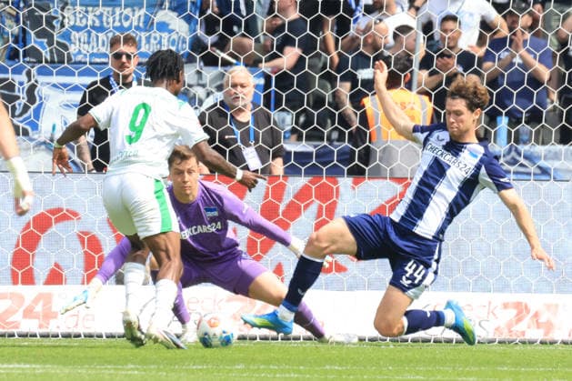 DEU, DFL, 2 FBL, Hertha BSC vs Greuther Fuerth, 10 05 2026, Berliner Olympiastadion, Berlin, DEU, DFL, 2 FBL, Hertha BSC vs Greuther Fuerth, pictured Tjark Ernst Hertha BSC Berlin 1 , Linus Gechter Hertha BSC Berlin 44 , Noel Futkeu Greuther Fuerth 9 DFL regulations prohibit any use of Photographs as image sequences and or quasi video nordphotoxGmbHx xEngler nph00076