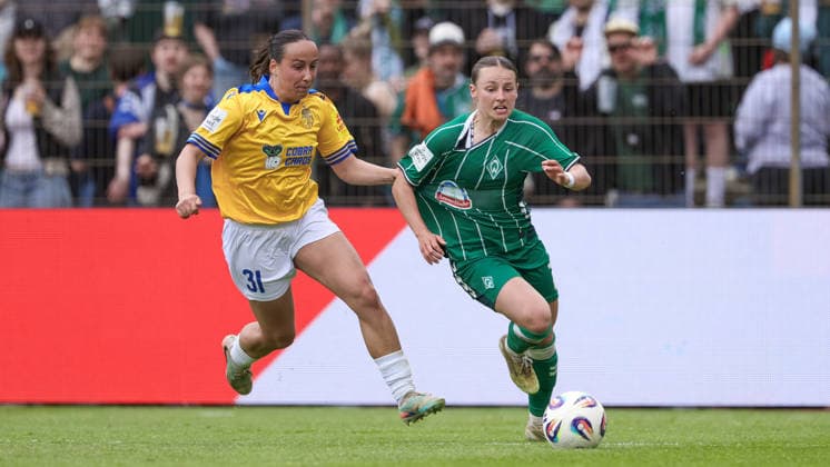 from left Nelly Juckel FC Carl Zeiss Jena, 31 and Chiara D Angelo SV Werder Bremen, 2 in duel, duel, dynamics, action, action, game scene, THE DFB REGULATIONS PROHIBIT ANY USE OF PHOTOGRAPHS AS IMAGE SEQUENCES AND OR QUASI VIDEO , 10 05 2026, Bremen Germany , Football, Google Pixel Womens Bundesliga, SV Werder Bremen FC Carl Zeiss Jena xobx