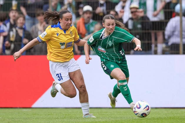 from left Nelly Juckel FC Carl Zeiss Jena, 31 and Chiara D Angelo SV Werder Bremen, 2 in duel, duel, dynamics, action, action, game scene, THE DFB REGULATIONS PROHIBIT ANY USE OF PHOTOGRAPHS AS IMAGE SEQUENCES AND OR QUASI VIDEO , 10 05 2026, Bremen Germany , Football, Google Pixel Womens Bundesliga, SV Werder Bremen FC Carl Zeiss Jena xobx
