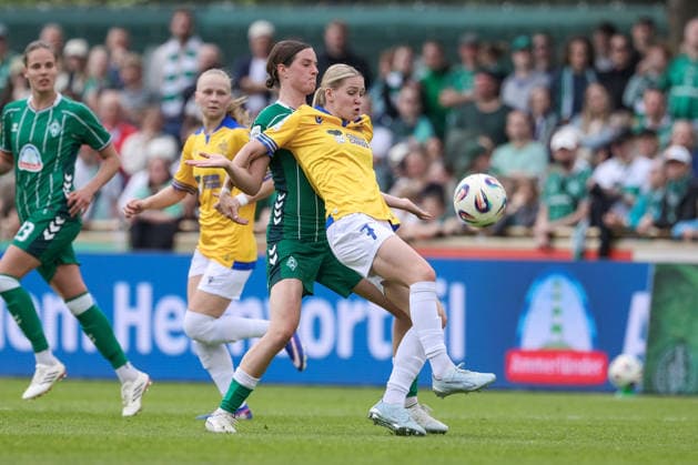 from left Lara Schmidt SV Werder Bremen, 24 and Melina Reuter FC Carl Zeiss Jena, 7 in a duel, dynamic, action, action, game scene, THE DFB REGULATIONS PROHIBIT ANY USE OF PHOTOGRAPHS AS IMAGE SEQUENCES AND OR QUASI VIDEO , 10 05 2026, Bremen Germany , Football, Google Pixel Womens Bundesliga, SV Werder Bremen FC Carl Zeiss Jena xobx
