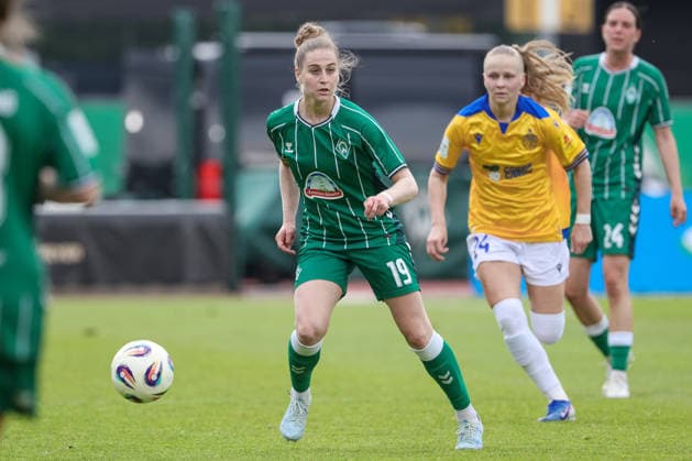 Saskia Matheis SV Werder Bremen, 19 on the ball, single image, full body, action, action, match scene, THE DFB GUIDELINES PROHIBIT ANY USE OF PHOTOGRAPHS AS IMAGE SEQUENCES AND OR QUASI VIDEO DFB REGULATIONS PROHIBIT ANY USE OF PHOTOGRAPHS AS IMAGE SEQUENCES AND OR QUASI VIDEO , 10 05 2026, Bremen Germany , Soccer, Google Pixel Womens Bundesliga, SV Werder Bremen FC Carl Zeiss Jena xobx
