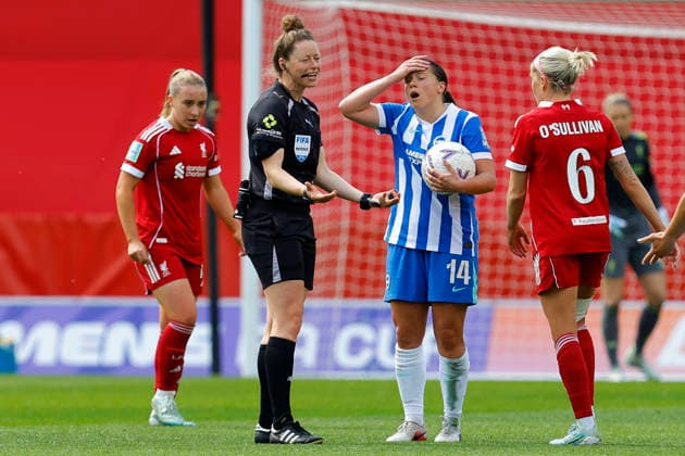 Liverpool Women v Brighton & Hove Albion Women, St Helens, UK - 10 May 2026 Fran Kirby of Brighton and Hove Albion disagrees with referee Kirsty Dowie during the Women™s FA Cup Semi Final match between Liverpool Women and Brighton & Hove Albion Women at The Brewdog Stadium on 10 May 2026 in St Helens, England (Photo by Steve Taylor PPAUK) St Helens The Brewdog Stadium Merseyside England Copyright: xStevexTaylor PPAUKx PPA-273626