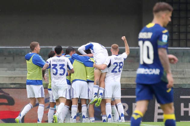 Como™s Anastasios Douvikas ™s celebration goal 0-1 during the Serie A soccer match between Hellas Verona and Como at the Bentegodi Stadium in Verona, north west Italy - Sunday , May 10 , 2026. - Soccer .  Copyright: xPaolaxGarbuio Lapressex
