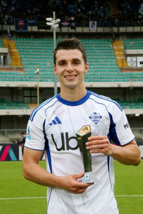 Como™s Anastasios Douvikas Panini Player of the match Serie A Enilive 2025 2026 during the Serie A soccer match between Hellas Verona and Como at the Bentegodi Stadium in Verona, north west Italy - Sunday , May 10 , 2026. - Soccer .  Copyright: xPaolaxGarbuio Lapressex