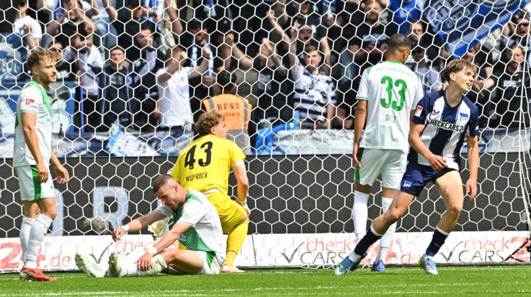 10 05 2026 Soccer Season 2025 2026 2 Soccer Bundesliga 33 Matchday Hertha BSC Berlin SpVgg Greuther Fürth SGF Kleeblatt Sportfoto Zink MeZi xmexzix DFL regulations prohibit any use of photographs as image sequences and or quasi video only for editorial use Torjubel Jubel Freude nach Teamkreis Mannschaft Team zum 1 0 durch Kennet Eichhorn 23, Hertha BSC Berlin Jannik Dehm 23, SpVgg Greuther Fürth Silas Prüfrock 43, SpVgg Greuther Fürth Maximilian Solomon Dietz 33, SpVgg Greuther Fürth Disappointed Disappointment