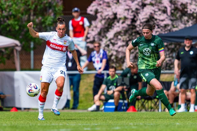 2 Womens Bundesliga VfB Stuttgart vs Vfl Wolfsburg II 10 05 2026 Stuttgart, GERMANY 10 May 2026 Nicole Billa VfB Stuttgart, 26 during the running duel against Maria Jonietz VfL Wolfsburg II, 5 during the match between VfB Stuttgart and Vfl Wolfsburg II on matchday 25 of the 2 Womens Bundesliga at the PSV Stuttgart sports ground Copyright: xBEAUTIFULxSPORTS Steinx
