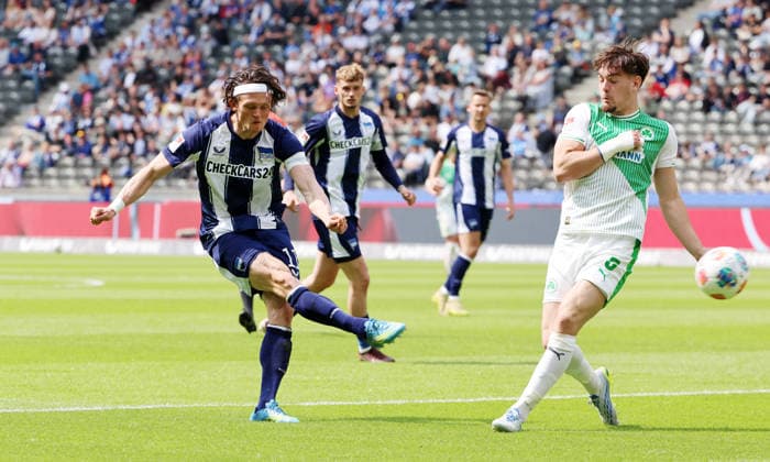 Fabian Reese shoots, Reno Münz duel Match scene Action Sport Soccer Football DFL 2 Bundesliga Men 33 Matchday Season 2025 2026 10 05 2026 Hertha BSC Berlin vs SpVgg Greuther Fürth DFL regulations prohibit any use of photographs as image sequences and or quasi video