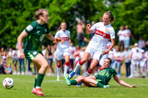 2 Womens Bundesliga VfB Stuttgart vs Vfl Wolfsburg II 10 05 2026 Stuttgart, GERMANY 10 May 2026 Karla Brinkmann VfL Wolfsburg II, 2 in a duel against Maximiliane Rall VfB Stuttgart, 8 during the match between VfB Stuttgart and Vfl Wolfsburg II on matchday 25 of the 2 Womens Bundesliga at the PSV Stuttgart sports ground Copyright: xBEAUTIFULxSPORTS Steinx