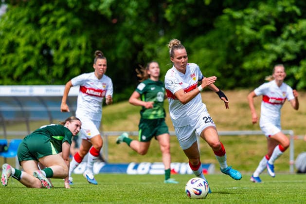 2 Womens Bundesliga VfB Stuttgart vs Vfl Wolfsburg II 10 05 2026 Stuttgart, GERMANY 10 May 2026 Jana Beuschlein VfB Stuttgart, 20 after winning a duel against Lilly Meister VfL Wolfsburg II, 4 during the match between VfB Stuttgart and Vfl Wolfsburg II on matchday 25 of the 2 Womens Bundesliga at the PSV Stuttgart sports ground Copyright: xBEAUTIFULxSPORTS Steinx