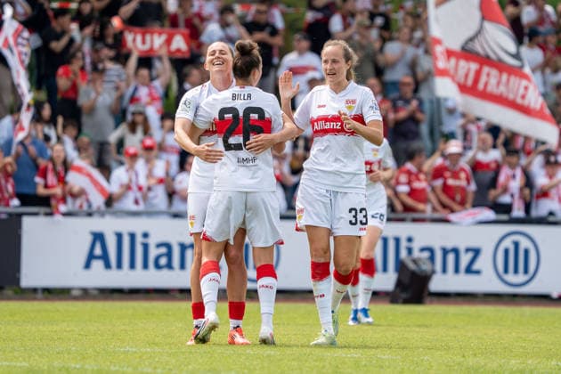 Nicole Billa VFB Stuttgart Women, 26 cheers with Julia Glaser VFB Stuttgart Women, 09 and Fabienne Dongus VFB Stuttgart Women, 33 , GER, VfB Stuttgart Women vs VfL Wolfsburg II, Football, 2 Womens Bundesliga, Matchday 25, Season 2025 2026, 10 085 2026, GER, VfB Stuttgart Women vs VfL Wolfsburg II, Football, 2 Womens Bundesliga, Matchday 25, Season 2025 2026, 10 085 2026, Stuttgart Copyright: xEibner-Pressefoto EdwardxCheungx EP_ECG