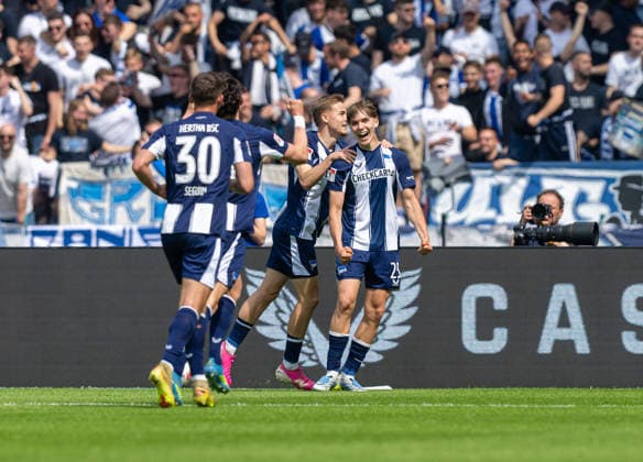 Fussball, Herren, Saison 2025 2026, 2. Bundesliga (33. Spieltag), Hertha BSC - SpVgg Greuther Fürth, v.l. Paul Seguin (Hertha BSC), Fabian Reese (Hertha BSC), Marten Winkler (Hertha BSC), Kennet Eichhorn (Hertha BSC), Jubel nach Tor zum 1:0, 10.05. 2026, *** Soccer, Men, Season 2025 2026, 2 Bundesliga 33 Matchday , Hertha BSC SpVgg Greuther Fürth, f l Paul Seguin Hertha BSC , Fabian Reese Hertha BSC , Marten Winkler Hertha BSC , Kennet Eichhorn Hertha BSC , Celebration after goal to 1 0, 10 05 2026, Copyright: xMatthiasxKochx