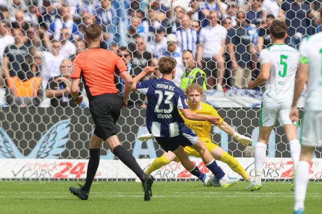 10 05 2025, xtgx, Fussball 2 Bundesliga, Hertha BSC Berlin SpVgg Greuther Fürth emspor, v l Kennet Eichhorn Hertha, 23 schiesst Tor, schießt, Torschuetze, erzielt Tor, Treffer, scores the goal 1 0 DFL DFB REGULATIONS PROHIBIT ANY USE OF PHOTOGRAPHS as IMAGE SEQUENCES and or QUASI VIDEO Berlin