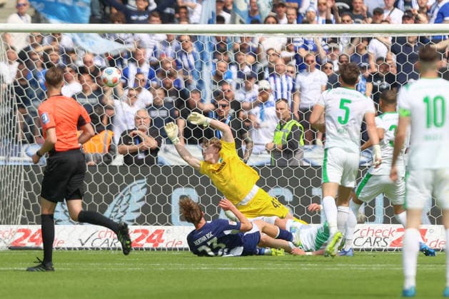 10 05 2025, xtgx, Fussball 2 Bundesliga, Hertha BSC Berlin SpVgg Greuther Fürth emspor, v l Kennet Eichhorn Hertha, 23 schiesst Tor, schießt, Torschuetze, erzielt Tor, Treffer, scores the goal 1 0 DFL DFB REGULATIONS PROHIBIT ANY USE OF PHOTOGRAPHS as IMAGE SEQUENCES and or QUASI VIDEO Berlin