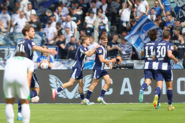 10 05 2025, xtgx, Fußball 2 Bundesliga, Hertha BSC Berlin SpVgg Greuther Fürth emspor, v l Kennet Eichhorn Hertha, 23 Jubel, Torjubel, jubelt ueber das Tor, celebrate the goal, celebration DFL DFB REGULATIONS PROHIBIT ANY USE OF PHOTOGRAPHS as IMAGE SEQUENCES and or QUASI VIDEO Berlin
