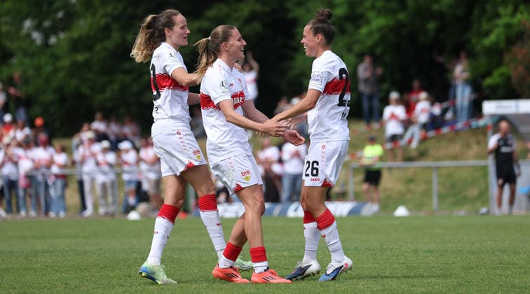 10 05 2026, Germany, Stuttgart, Soccer women 2 Bundesliga, VfB Stuttgart vs VfL Wolfsburg II, cheering about the goal to 3 1, f l Fabienne Dongus, Julia Glaser, goal scorer Nicole Billa