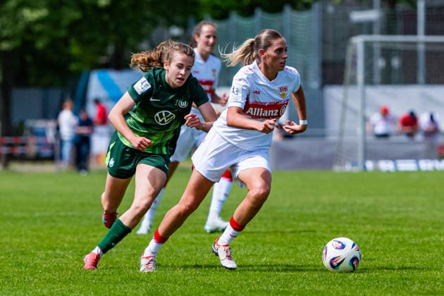 2 Womens Bundesliga VfB Stuttgart vs Vfl Wolfsburg II 10 05 2026 Stuttgart, GERMANY 10 May 2026 Dafina Redzepi VfB Stuttgart, 7 in a running duel against Elena Gößler VfL Wolfsburg II, 14 during the match between VfB Stuttgart and Vfl Wolfsburg II on matchday 25 of the 2 Womens Bundesliga at the PSV Stuttgart sports ground Copyright: xBEAUTIFULxSPORTS Steinx