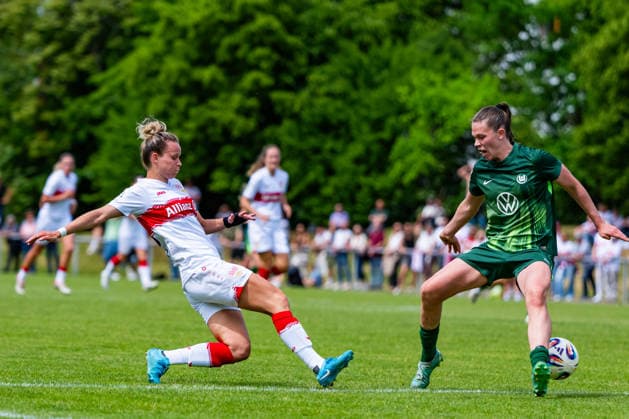 2 Womens Bundesliga VfB Stuttgart vs. Vfl Wolfsburg II 10 05 2026 Stuttgart, GERMANY 10 May 2026 Jana Beuschlein VfB Stuttgart, 20 tunnels Karla Brinkmann VfL Wolfsburg II, 2 in a duel during the match between VfB Stuttgart and Vfl Wolfsburg II on matchday 25 of the 2 Womens Bundesliga at the PSV Stuttgart sports ground Copyright: xBEAUTIFULxSPORTS Steinx