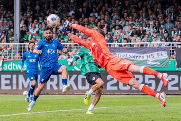 Münster, Germany 10 May 2026 2 BL 2025 2026 Sp 33 SC Preußen Münster vs SV Darmstadt 98 In the picture from left in a duel Marco Richter Darmstadt and goalkeeper Johannes Schenk PRM DFL DFB regulations prohibit any use of photographs as image sequences and or quasi video LVM Preussenstadion Nordrhein Westfalen Copyright: xFotostandx xKruczynskix