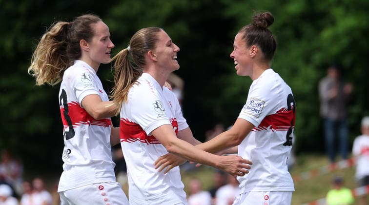 10 05 2026, Germany, Stuttgart, Soccer women 2 Bundesliga, VfB Stuttgart vs VfL Wolfsburg II, cheering about the goal to 3 1, f l Fabienne Dongus, Julia Glaser, goal scorer Nicole Billa