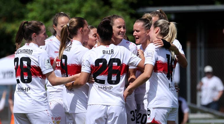 10 05 2026, Germany, Stuttgart, Soccer Women 2 Bundesliga, VfB Stuttgart vs. VfL Wolfsburg II, cheering about the goal to 1 0, goal scorer Fabienne Dongus VfB, center, No. 33