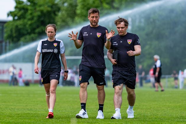 2 Womens Bundesliga VfB Stuttgart vs Vfl Wolfsburg II 10 05 2026 Stuttgart, GERMANY 10 May 2026 Nico Schneck VfB Stuttgart, coach with coaching staff on the way to the dressing room for the half-time break during the match between VfB Stuttgart and Vfl Wolfsburg II on matchday 25 of the 2 Womens Bundesliga at the PSV Stuttgart sports ground Copyright: xBEAUTIFULxSPORTS Steinx
