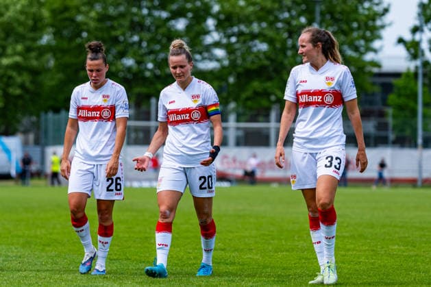 2 Womens Bundesliga VfB Stuttgart vs Vfl Wolfsburg II 10 05 2026 Stuttgart, GERMANY 10 May 2026 Nicole Billa VfB Stuttgart, 26 , Jana Beuschlein VfB Stuttgart, 20 and Fabienne Dongus VfB Stuttgart, 33 on their way to the dressing room at half-time during the match between VfB Stuttgart and Vfl Wolfsburg II on matchday 25 of the 2 Womens Bundesliga at the PSV Stuttgart sports ground Copyright: xBEAUTIFULxSPORTS Steinx