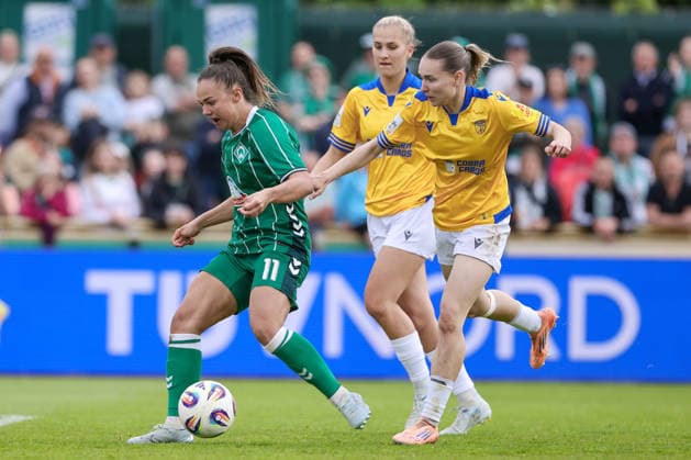 from left goalscorer Maja Sternad SV Werder Bremen, 11 scores the goal for 5 0, goal, highlight, goal success, Emily Reske FC Carl Zeiss Jena, 28 , THE DFB REGULATIONS PROHIBIT ANY USE OF PHOTOGRAPHS AS IMAGE SEQUENCES AND OR QUASI VIDEO , 10 05 2026, Bremen Germany , Football, Google Pixel Womens Bundesliga, SV Werder Bremen FC Carl Zeiss Jena xobx