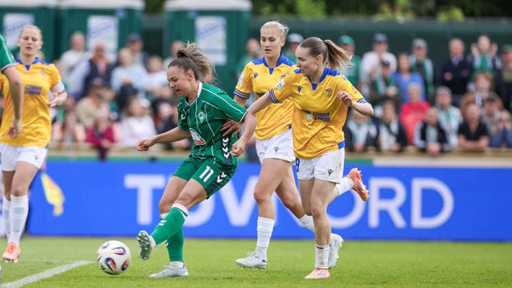 from left goalscorer Maja Sternad SV Werder Bremen, 11 scores the goal for 5 0, goal, highlight, goal success, Emily Reske FC Carl Zeiss Jena, 28 , THE DFB REGULATIONS PROHIBIT ANY USE OF PHOTOGRAPHS AS IMAGE SEQUENCES AND OR QUASI VIDEO , 10 05 2026, Bremen Germany , Football, Google Pixel Womens Bundesliga, SV Werder Bremen FC Carl Zeiss Jena xobx