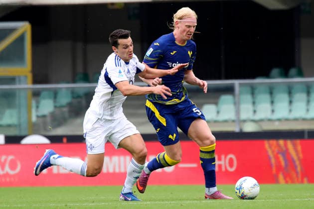 Como™s Anastasios Douvikas Verona™s Andrias Edmundsson during the Serie A soccer match between Hellas Verona and Como at the Bentegodi Stadium in Verona, north west Italy - Sunday , May 10 , 2026. - Soccer .  Copyright: xPaolaxGarbuio Lapressex