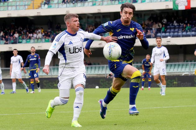 Verona™s Kieron Bowie Como™s Alberto Moreno during the Serie A soccer match between Hellas Verona and Como at the Bentegodi Stadium in Verona, north west Italy - Sunday , May 10 , 2026. - Soccer .  Copyright: xPaolaxGarbuio Lapressex