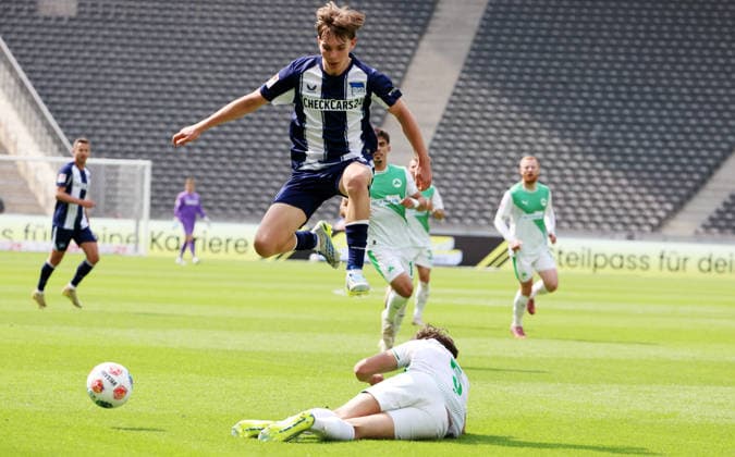 Kennet Eichhorn, Reno Münz Zweikampf Spielszene Aktion Fußball Fussball DFL 2.Bundesliga Herren 33.Spieltag Saison 2025 2026 10.05.2026 Hertha BSC Berlin vs. SpVgg Greuther Fürth DFL regulations prohibit any use of photographs as image sequences and or quasi-video *** Kennet Eichhorn, Reno Münz duel match scene Action Sport Football Soccer DFL 2 Bundesliga Men 33 Matchday Season 2025 2026 10 05 2026 Hertha BSC Berlin vs SpVgg Greuther Fürth DFL regulations prohibit any use of photographs as image sequences and or quasi video