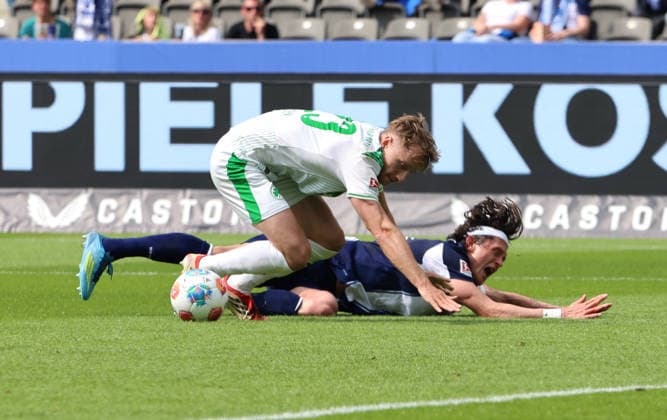 Fabian Reese, Maximilian Dietz duel Match scene Action Sport Football Soccer DFL 2 Bundesliga Men 33 Matchday Season 2025 2026 10 05 2026 Hertha BSC Berlin vs SpVgg Greuther Fürth DFL regulations prohibit any use of photographs as image sequences and or quasi video