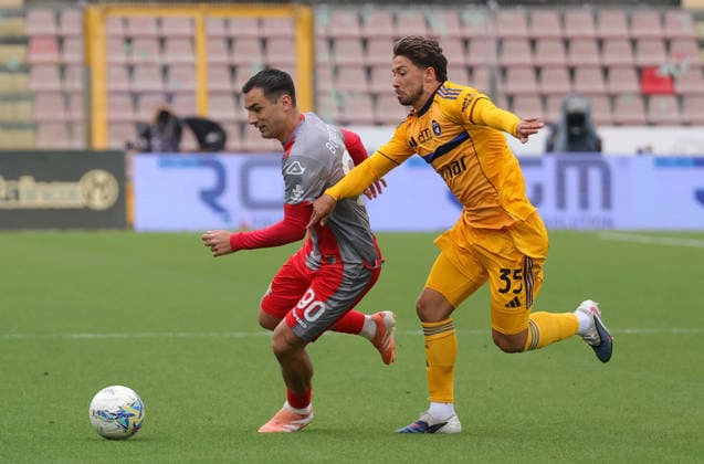 Cremonese s Federico Bonazzoli and Pisa s Felipe Loyola in action during the Serie A soccer match between Cremonese and Bologna at the Giovanni Zini Stadium in Cremona Italy - Sunday, 10 May 2026. - Soccer .  Copyright: xAlbertoxMariani LaPressex