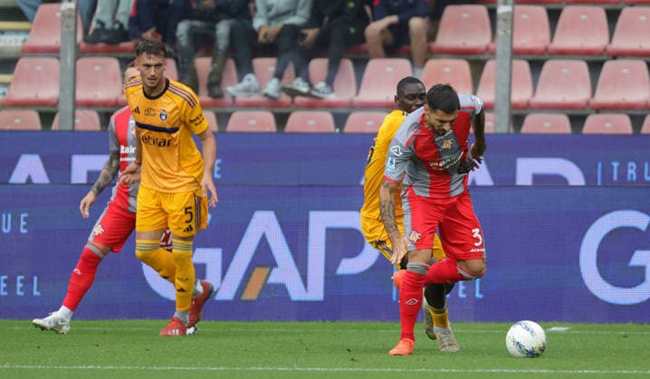 Cremonese s Giuseppe Pezzella in action during the Serie A soccer match between Cremonese and Bologna at the Giovanni Zini Stadium in Cremona Italy - Sunday, 10 May 2026. - Soccer .  Copyright: xAlbertoxMariani LaPressex