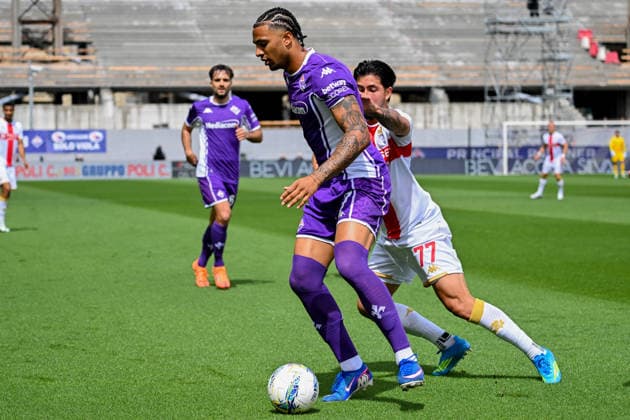 Fiorentina s Ndour fights for the ball with Genoa™s Mikael Ellertsson during the Serie A soccer match between Fiorentina and Genoa at the Artemio Franchi Stadium in Florence, Italy - Sunday, May 10, 2026. - Soccer .  Copyright: xTanoxPecoraro LaPressex