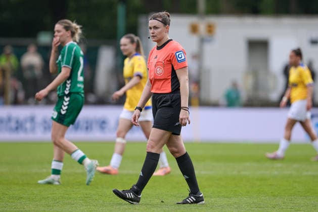 Referee Sina Gieringer in her first match in the Googe Pixel Frauen Bundesliga, first Bundesliga match, Bundesliga, THE DFB REGULATIONS PROHIBIT ANY USE OF PHOTOGRAPHS AS IMAGE SEQUENCES AND OR QUASI VIDEO , 10 05 2026, Bremen Germany , Football, Google Pixel Womens Bundesliga, SV Werder Bremen FC Carl Zeiss Jena xobx
