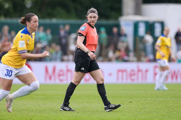 Referee Sina Gieringer in her first match in the Googe Pixel Frauen Bundesliga, first Bundesliga match, Bundesliga, THE DFB REGULATIONS PROHIBIT ANY USE OF PHOTOGRAPHS AS IMAGE SEQUENCES AND OR QUASI VIDEO , 10 05 2026, Bremen Germany , Football, Google Pixel Womens Bundesliga, SV Werder Bremen FC Carl Zeiss Jena xobx