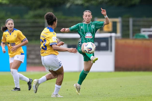 from left Josephine Bonsu FC Carl Zeiss Jena, 23 and Chiara D Angelo SV Werder Bremen, 2 in duel, duel, dynamics, action, action, game scene, THE DFB REGULATIONS PROHIBIT ANY USE OF PHOTOGRAPHS AS IMAGE SEQUENCES AND OR QUASI VIDEO , 10 05 2026, Bremen Germany , Football, Google Pixel Womens Bundesliga, SV Werder Bremen FC Carl Zeiss Jena xobx