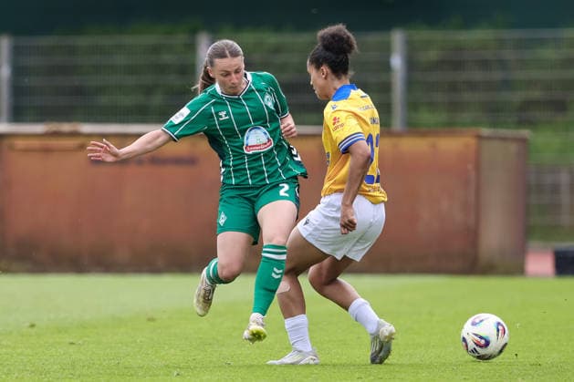 from left Chiara D Angelo SV Werder Bremen, 2 and Josephine Bonsu FC Carl Zeiss Jena, 23 in duel, duel, dynamics, action, action, game scene, THE DFB REGULATIONS PROHIBIT ANY USE OF PHOTOGRAPHS AS IMAGE SEQUENCES AND OR QUASI VIDEO , 10 05 2026, Bremen Germany , Football, Google Pixel Womens Bundesliga, SV Werder Bremen FC Carl Zeiss Jena xobx