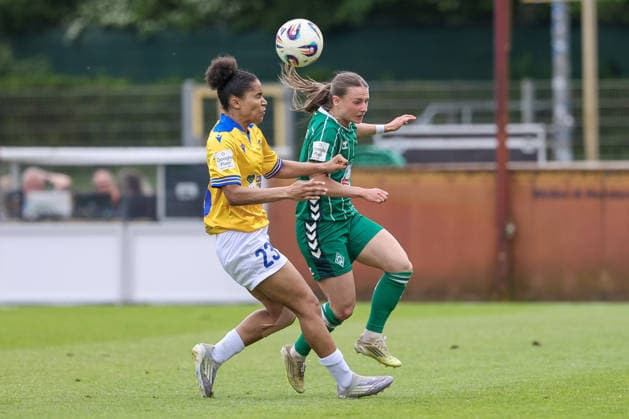 from left Josephine Bonsu FC Carl Zeiss Jena, 23 and Chiara D Angelo SV Werder Bremen, 2 in duel, duel, dynamics, action, action, game scene, THE DFB REGULATIONS PROHIBIT ANY USE OF PHOTOGRAPHS AS IMAGE SEQUENCES AND OR QUASI VIDEO , 10 05 2026, Bremen Germany , Football, Google Pixel Womens Bundesliga, SV Werder Bremen FC Carl Zeiss Jena xobx