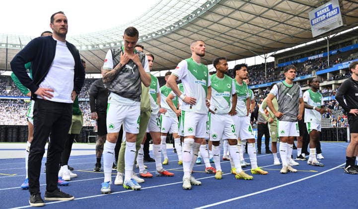 10 05 2026 Fußball Saison 2025 2026 2 Fußball Bundesliga 33 Spieltag Hertha BSC Berlin SpVgg Greuther Fürth SGF Kleeblatt Sportfoto Zink xwoxzix DFL regulations prohibit any use of photographs as image sequences and or quasi video only for editorial use Mannschaft Team Fürth vor Greutherfürthfans Fans Fanblock Kleeblattfans nach Spielende Stephan Fürstner Sportdirektor SpVgg Greuther Fürth Philipp Ziereis 4, SpVgg Greuther Fürth Jan Elvedi 15, SpVgg Greuther Fürth Julian Green 37, SpVgg Greuther Fürth Sayfallah Ltaief 47, SpVgg Greuther Fürth Aaron Keller 16, SpVgg Greuther Fürth Noel Futkeu 9, SpVgg Greuther Fürth
