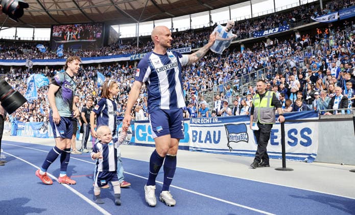 Toni Leistner with children during the lap of honor after the end of the match Sport Football Soccer DFL 2 Bundesliga Men 33 Matchday Season 2025 2026 10 05 2026 Hertha BSC Berlin vs SpVgg Greuther Fürth DFL regulations prohibit any use of photographs as image sequences and or quasi video