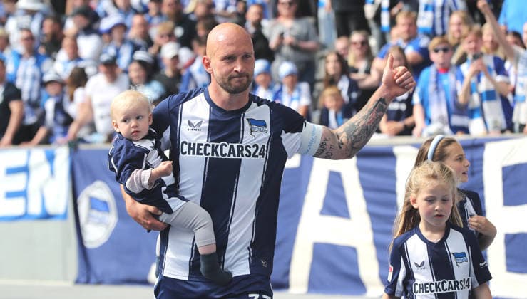 Toni Leistner with children during the lap of honor after the end of the match Sport Football Soccer DFL 2 Bundesliga Men 33 Matchday Season 2025 2026 10 05 2026 Hertha BSC Berlin vs SpVgg Greuther Fürth DFL regulations prohibit any use of photographs as image sequences and or quasi video