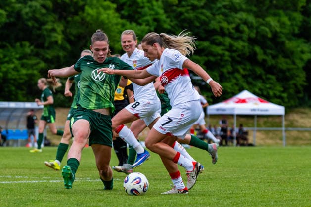 2 Womens Bundesliga VfB Stuttgart vs. Vfl Wolfsburg II 10 05 2026 Stuttgart, GERMANY 10 May 2026 One-on-one fight between Dafina Redzepi VfB Stuttgart, 7 and Karla Brinkmann VfL Wolfsburg II, 2 during the match between VfB Stuttgart and Vfl Wolfsburg II on matchday 25 of the 2 Womens Bundesliga at the PSV Stuttgart sports ground Copyright: xBEAUTIFULxSPORTS Steinx
