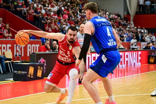 Viktor Kovacevic, Brock Gardner 2 Bundesliga Pro A, Play Off Game 2, quarter final, 46ers, Basketball, Basketball season 2025 2026, BBL, Germany, Gießen 46ers Hakro Merlins Crailsheim, Gießen in red, Men, Crailsheim in blue