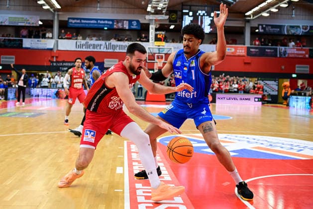 Viktor Kovacevic, Jose deOliveira 2 Bundesliga Pro A, Play Off game 2, quarter final, 46ers, Basketball, Basketball season 2025 2026, BBL, Germany, Gießen 46ers Hakro Merlins Crailsheim, Gießen in red, Men, Crailsheim in blue
