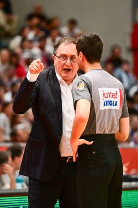 Branislav Ignjatovic discusses with the referee Dogu Innal 2 Bundesliga Pro A, Play Off game 2, quarter final, 46ers, basketball, basketball season 2025 2026, BBL, Germany, Gießen 46ers Hakro Merlins Crailsheim, Gießen in red, men, Crailsheim in blue