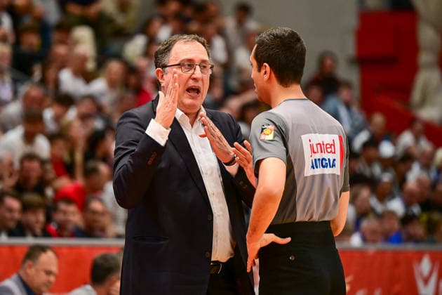 Branislav Ignjatovic discusses with the referee Dogu Innal 2 Bundesliga Pro A, Play Off game 2, quarter final, 46ers, basketball, basketball season 2025 2026, BBL, Germany, Gießen 46ers Hakro Merlins Crailsheim, Gießen in red, men, Crailsheim in blue